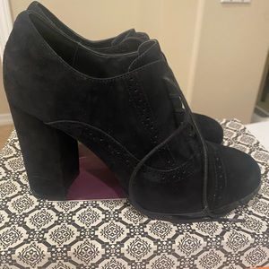 Isola Women’s 10, Holli Black Suede Laceup